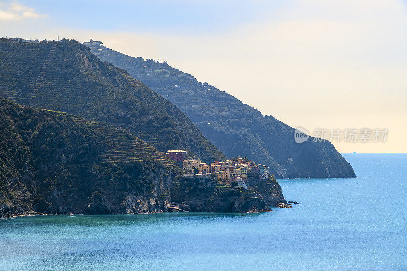 Manarola perched on the rocky cliff in the 5 Terre - Liguria, Italy